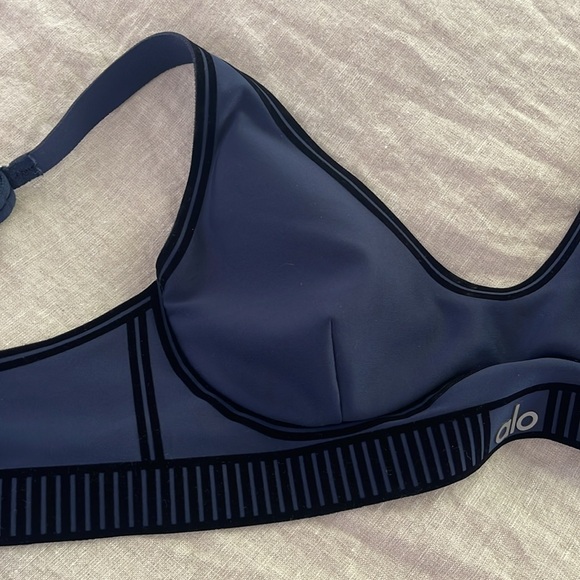 Alo Yoga Airlift Line Up Bra and High - Waist 7/8 Legging - Picture 7 of 9